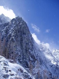 NE side of Dragontail Peak