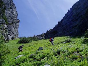 Hiking up Stujack Pass