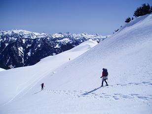 Looking SE while descending from the summit of Lennox Mountain