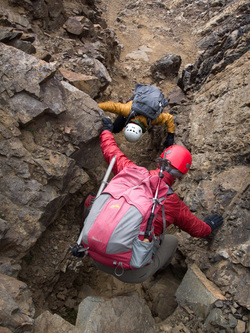 Down-climbing the stemmy section of the upper gully.