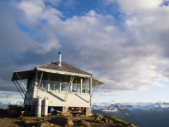 The Desolation Peak lookout.