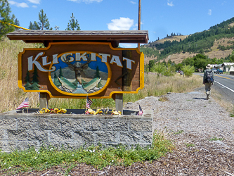 We got some snacks at the friendly Canyon Market in Klickitat.